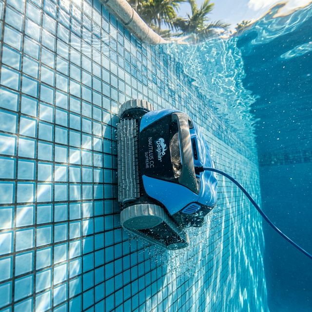 Aspirateur piscine robot au fond d'un bassin