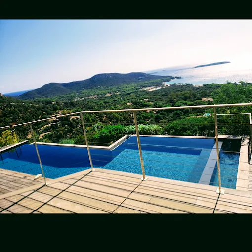 Piscine sur mesure intégrée au jardin à Porto-Vecchio — Piscine Sud